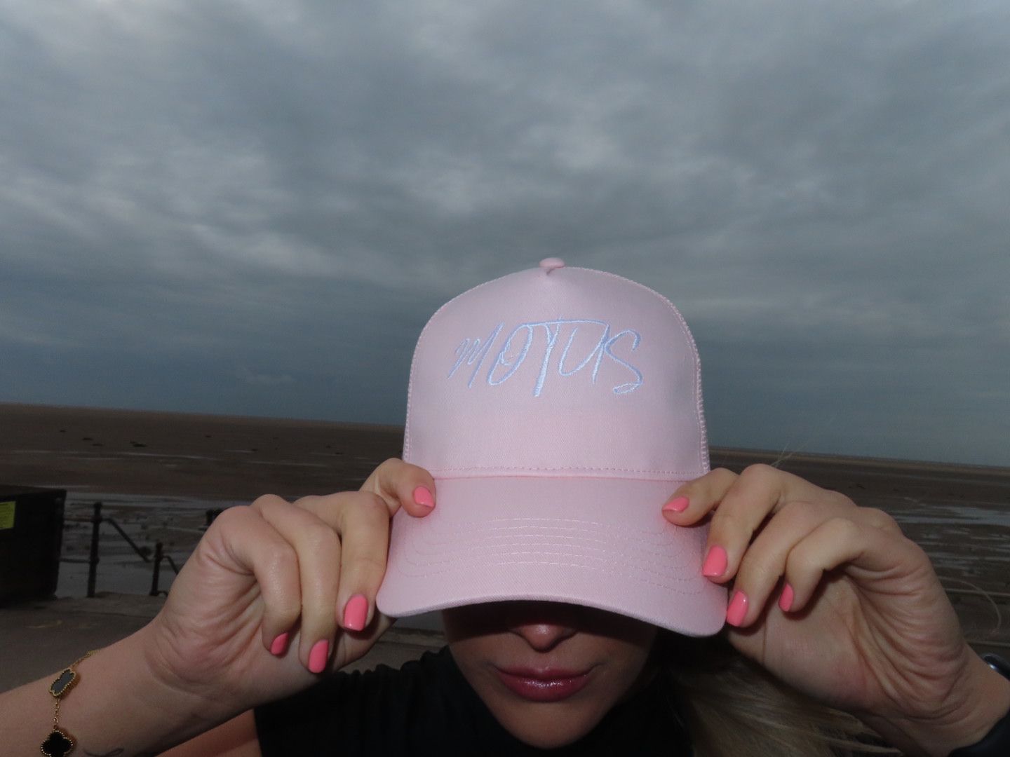 Mesh back Trucker ‘Signature’ Pink